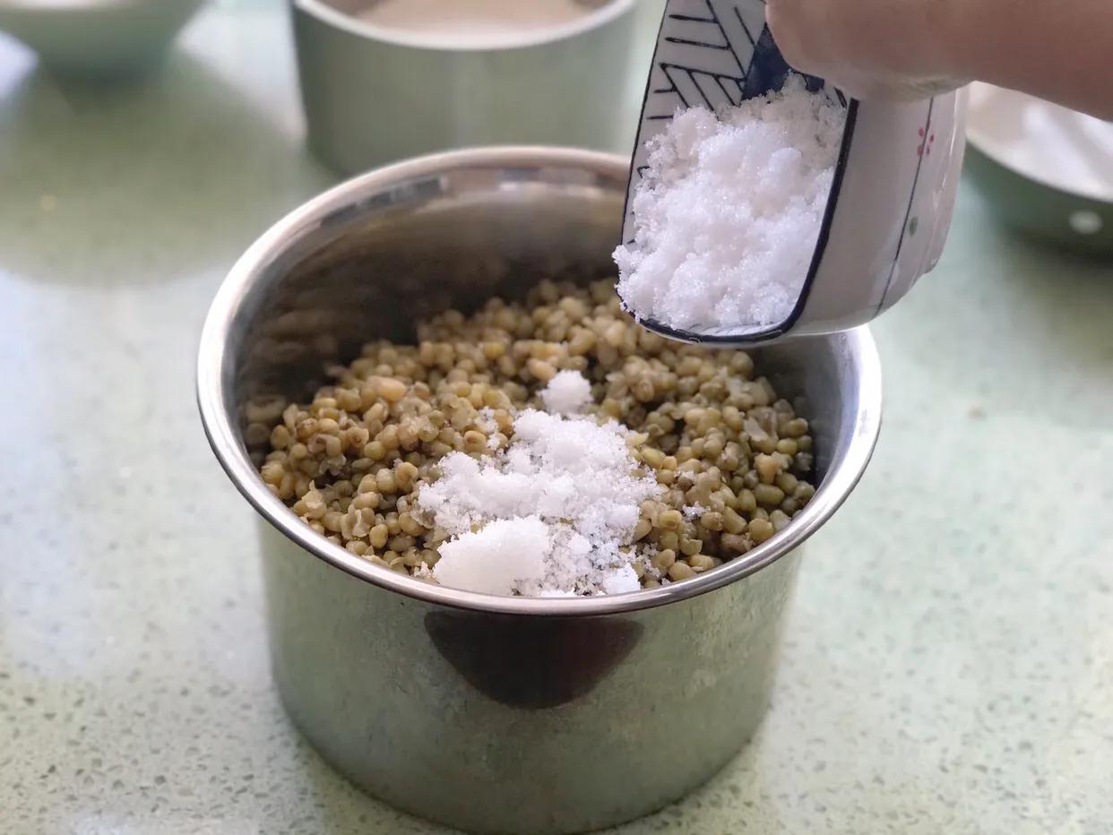 绿豆卷饼怎么做又软又好吃,绿豆红豆饼的制作方法视频