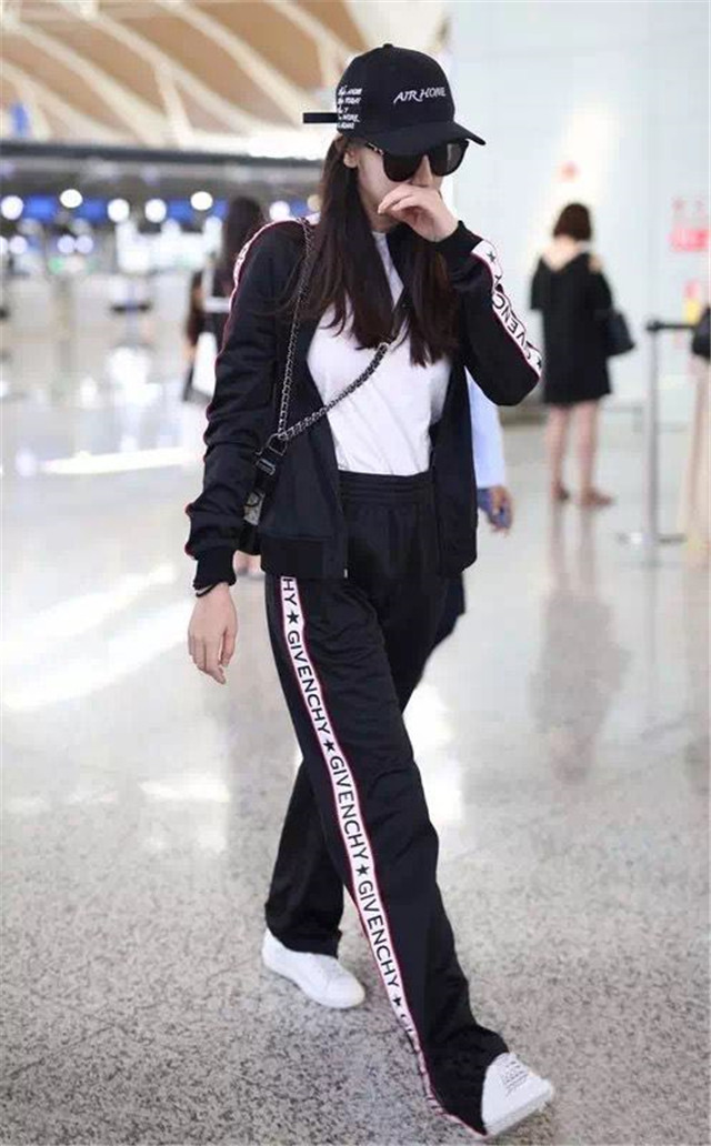 喜欢穿着简约的女人，来看看“复古运动风”，给你想象不到的时髦