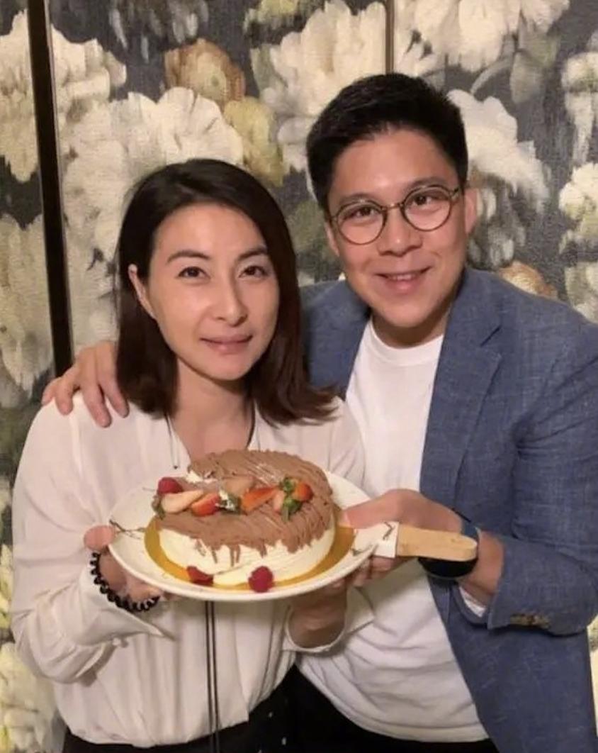 郭晶晶晒一家六口合照表白霍启刚,郭晶晶挺孕肚现身