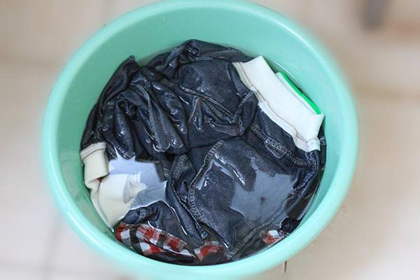 牛仔裤每次洗都严重掉色怎么处理,牛仔裤洗完发黑怎么回事