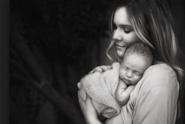 新生儿怎么抱会危险,新生儿怎么抱姿势正确