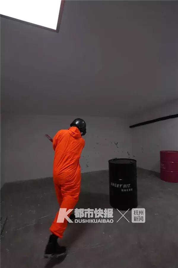 这家店好“*力暴**”，不少人花钱进来发泄情绪：60元砸一个手机，140元砸一台电脑……