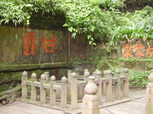 四川有一个井揭开盖就下雨,雅安有口井一打开就下雨