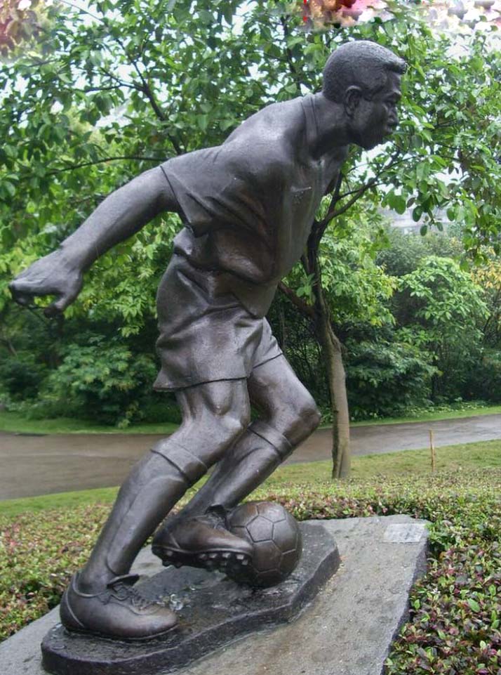 踢足球的好处和功效,踢足球的好处200字