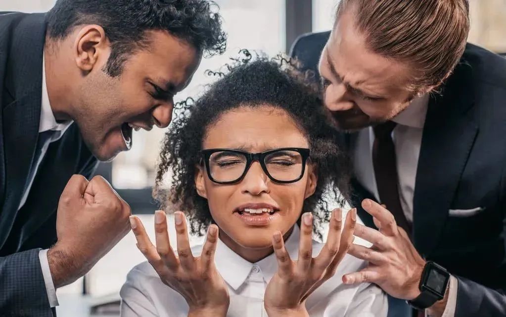 职场上,你被同事孤立了怎么办?高情商的人,都从这3点分析应对