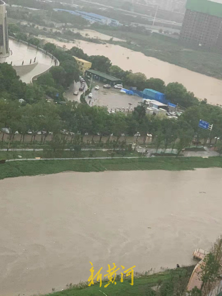 买食物后要爬17层楼，打货拉拉回家，郑州人暴雨后的生活实录