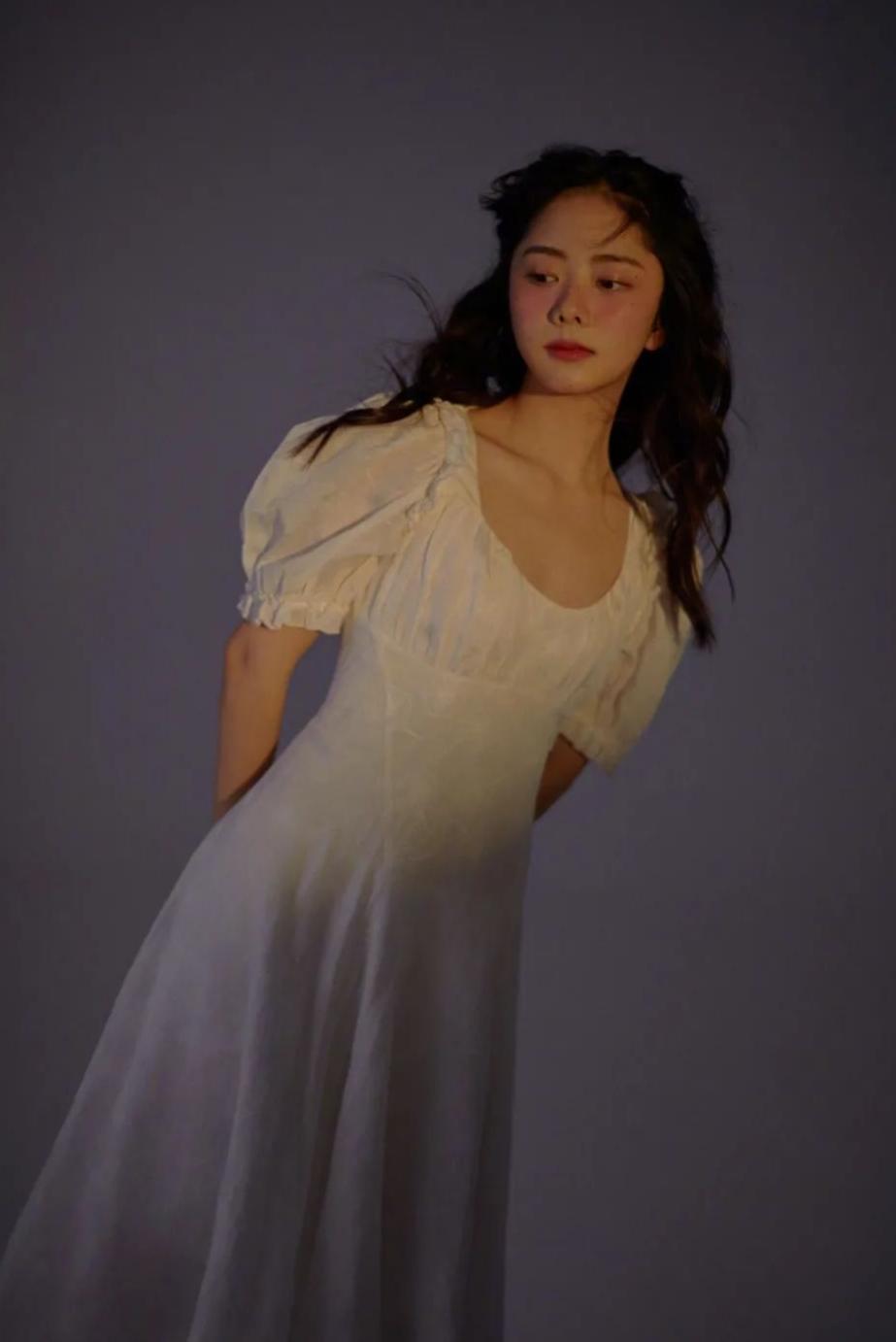 36岁圆脸扎什么发型减龄,胖圆脸适合的中长扎发教程