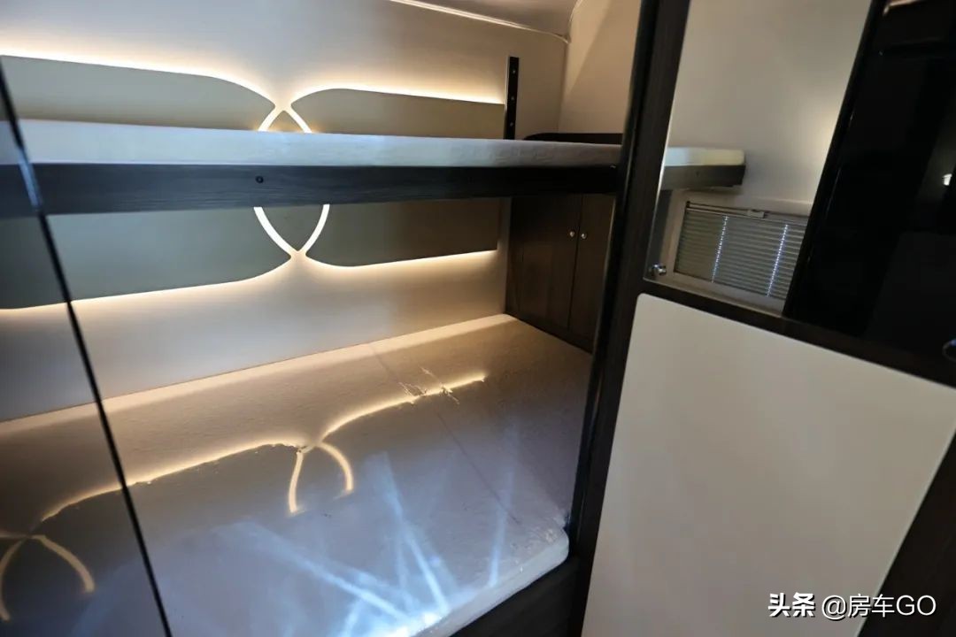这台房车有5种充电方式，车内电器语音控制，卫生间也是干湿分离