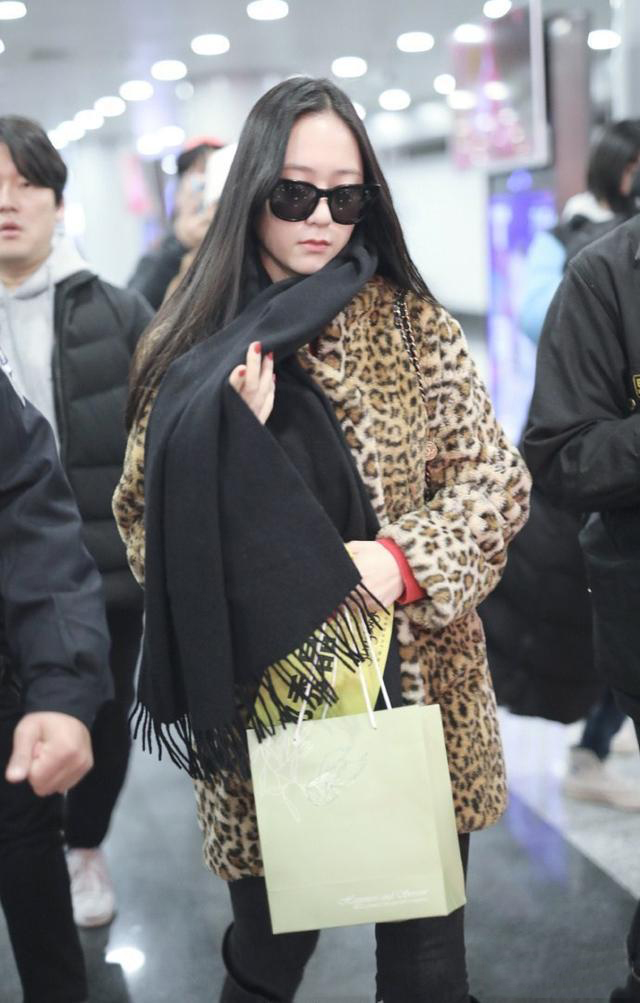 郑秀晶呢子大衣机场穿搭,郑秀晶豹纹