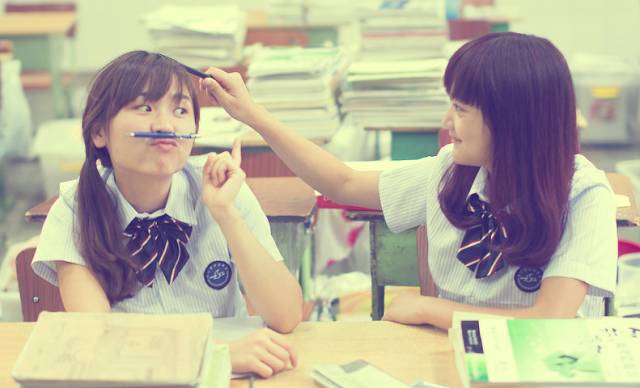 推荐十首让人泪落下的校园歌曲,50首经典校园歌曲