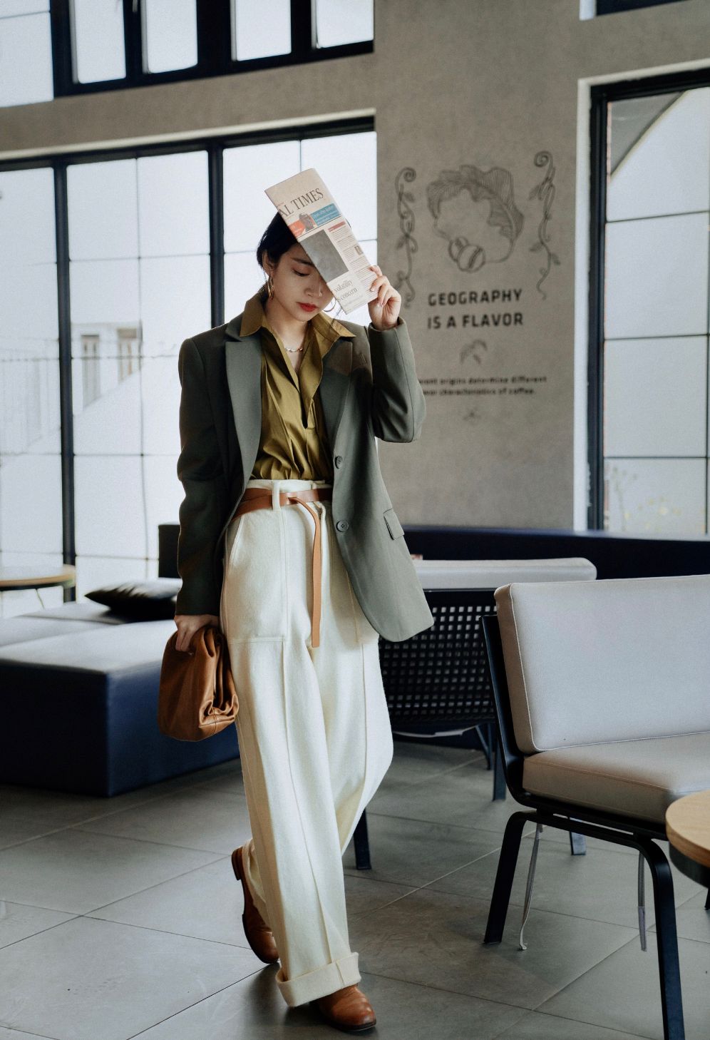 高腰雪纺衫搭配阔腿裤,缎面条纹雪纺衫这样穿时尚洋气