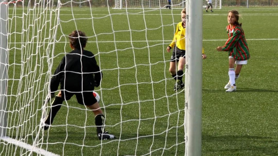 足球打比赛时怎么超常发挥,足球比赛如何克服心理压力