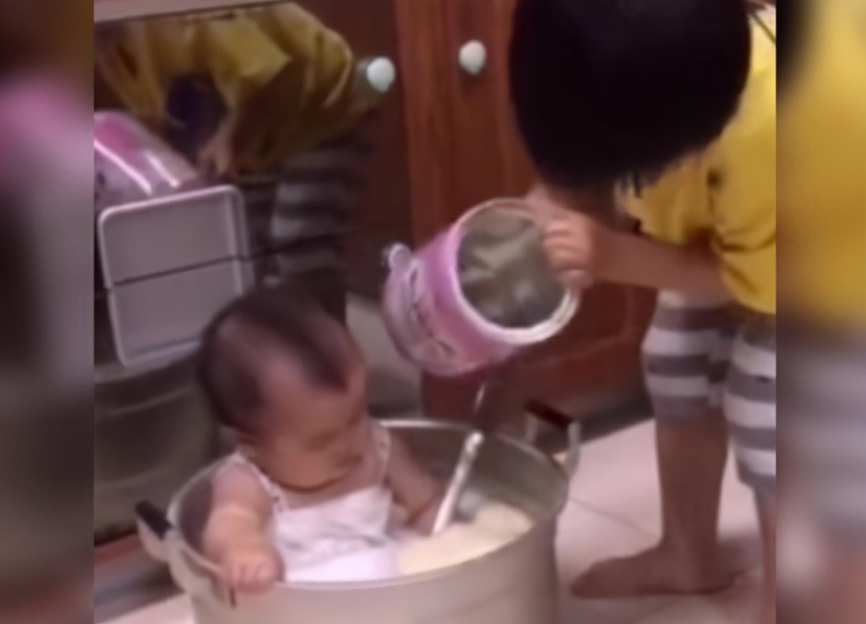 妹妹“泡奶浴”走红，由哥哥用整罐奶粉调制，网友：暴风即将到来