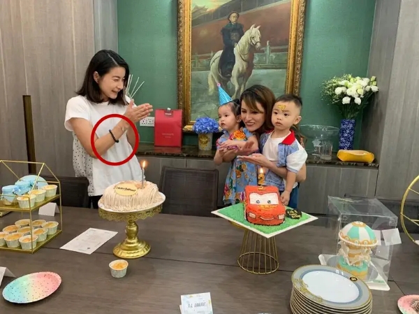 郭晶晶罕见参加聚会,穿白T恤搭运动裤素颜上镜,气质高贵美翻了