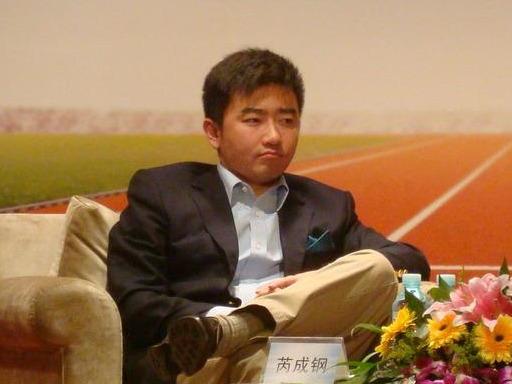 从央视名嘴到阶下囚,芮成钢“被意外死亡”,一手好牌打的稀烂