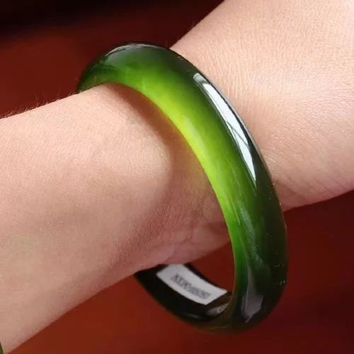 岫玉180料手镯和翡翠哪个好,好品质的岫玉和差品质翡翠哪个好