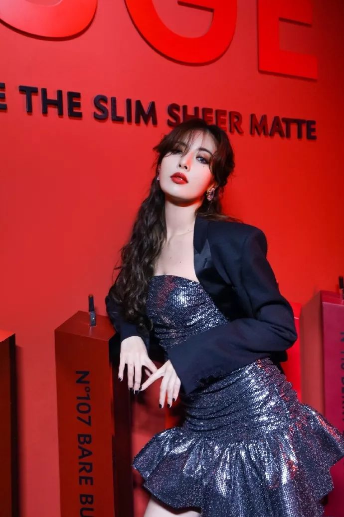 泫雅最新舞台黑色吊带裙,泫雅小野马舞蹈颜值