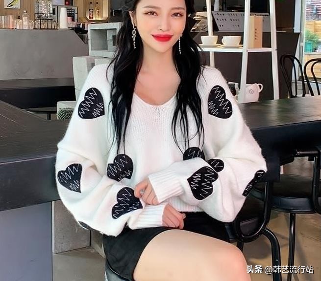 今年流行设计感毛衣,韩国设计款宽松毛衣