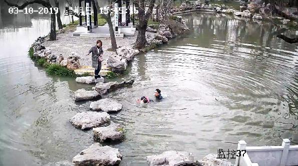 扬州3名男子仅用30秒救下落水者,扬州眼镜哥救人视频