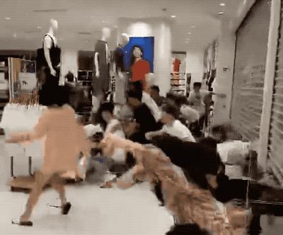 优衣库联名t恤疯抢事件,优衣库抢t恤