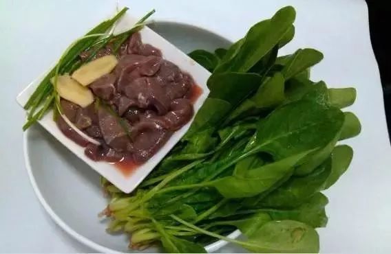 嘴唇干裂爆皮治哪个脏腑虚,嘴唇干裂是哪个内脏有问题