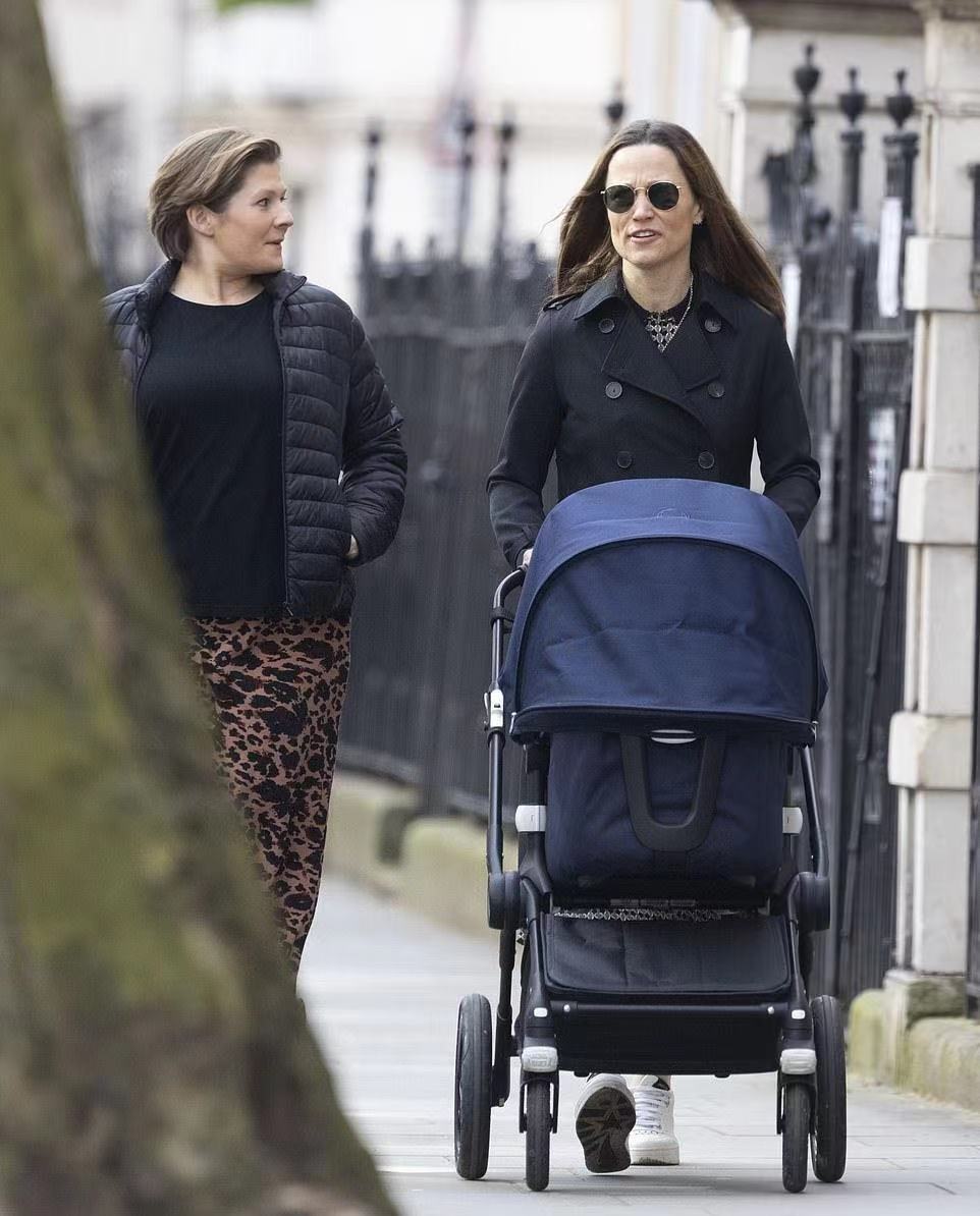 凯特妹妹鱼尾裙,凯特王妃妹妹出街