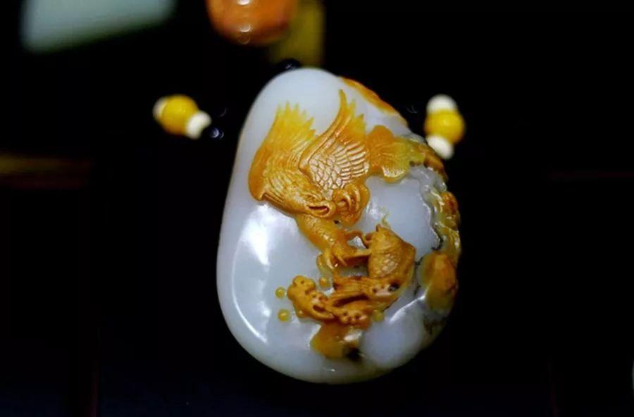 女人适合戴翡翠还是戴玉,女人戴翡翠紫罗兰挂件有什么功效