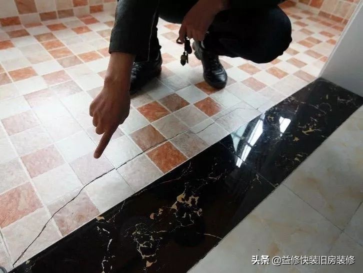 瓷砖釉面内层有裂痕什么原因,地面瓷砖裂纹修复的最好方法