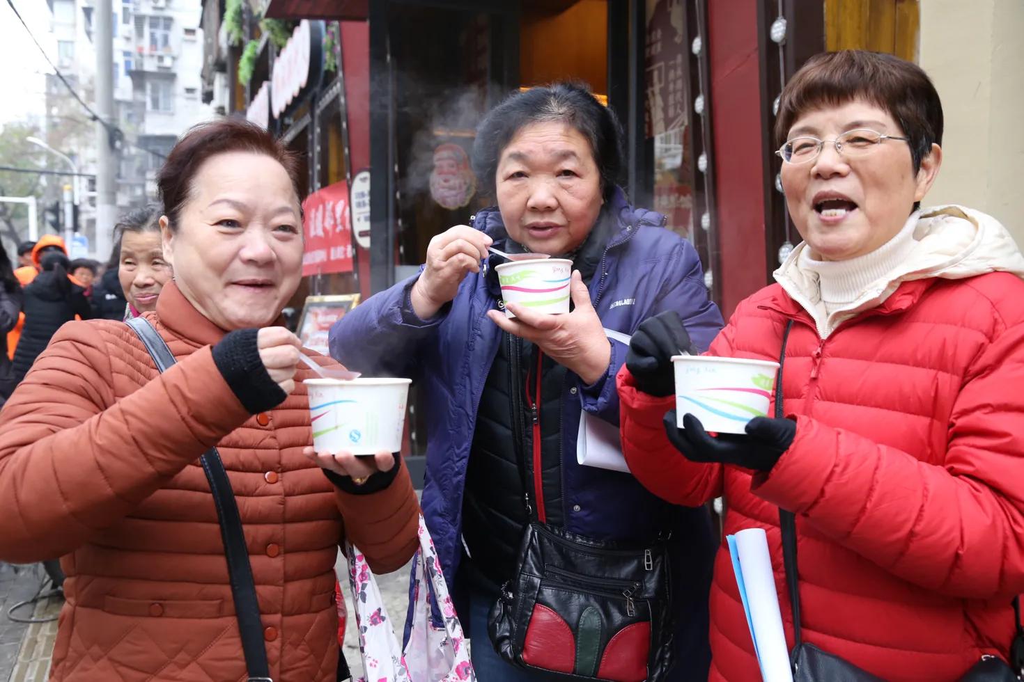 武汉市西马街高雄社区浓情腊八节温暖邻里情！