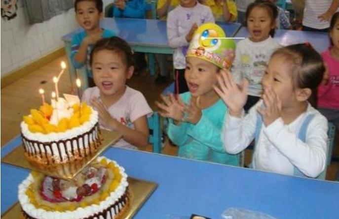 孩子在幼儿园过生日需要几个蛋糕,幼儿园20个小朋友买多大蛋糕合适