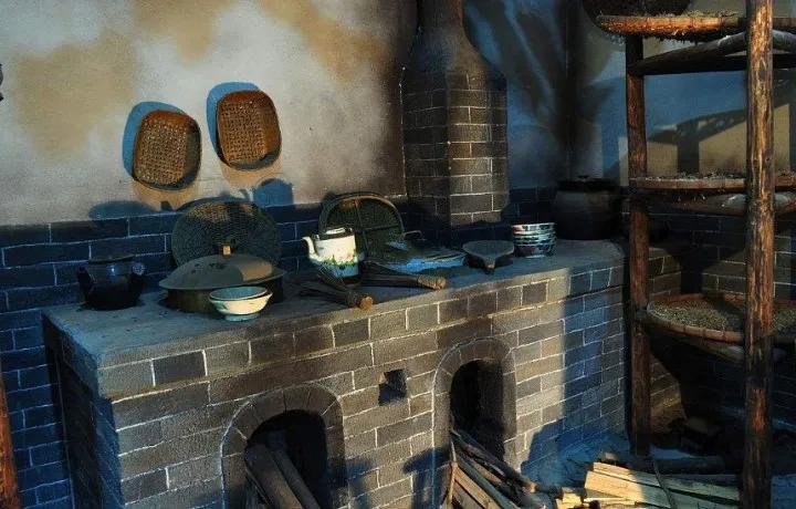 初四迎“灶王”，农村俗语“灶台放西北，家败人受累”，啥意思？