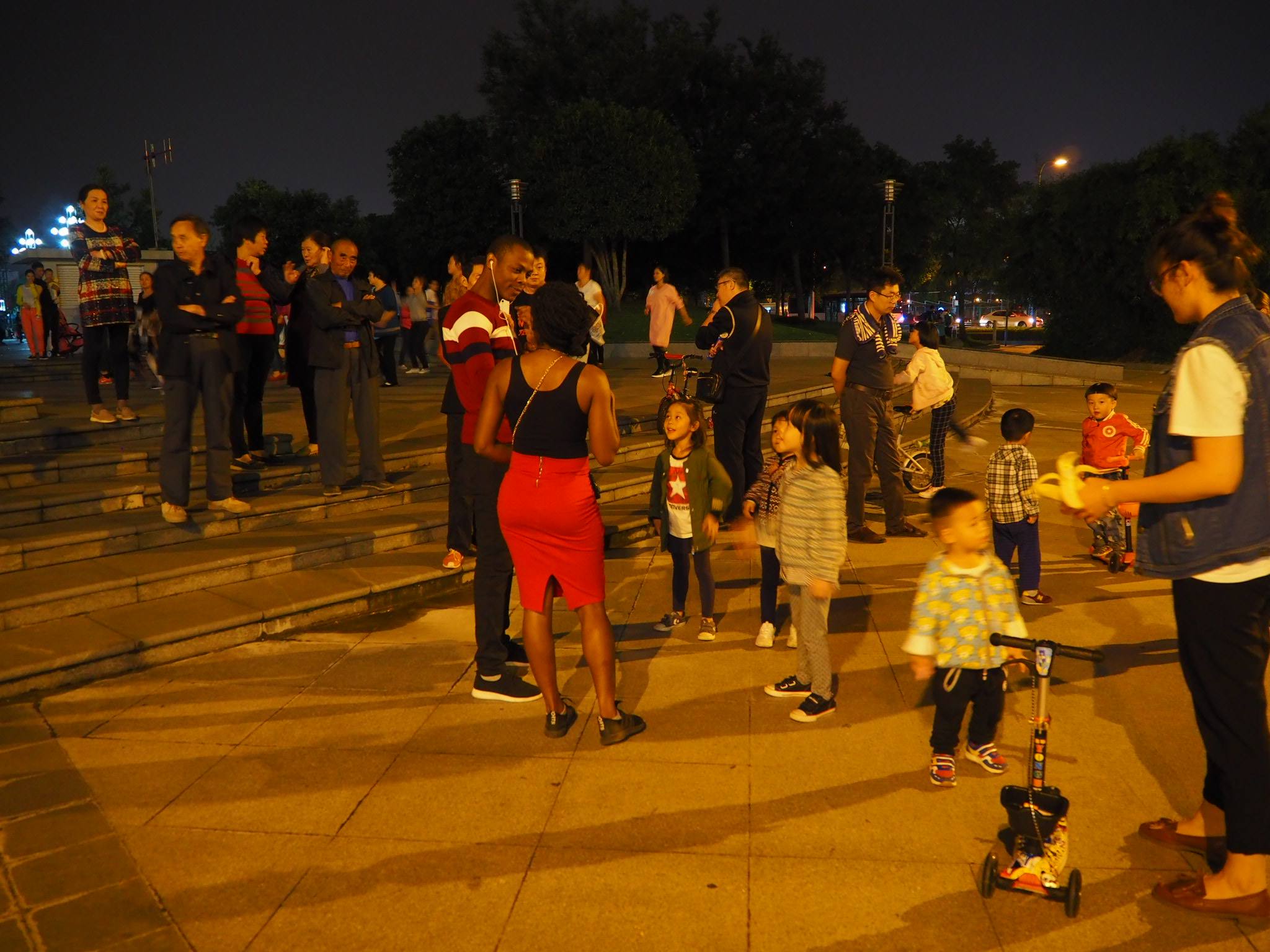 请不要取消笼式足球场！给足球留条活路吧，我们敌不过广场舞大妈