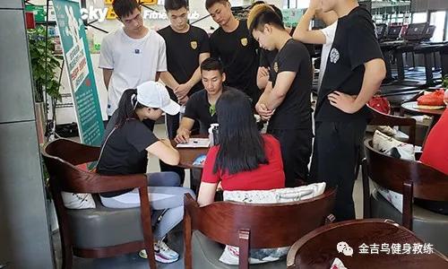 国内比较权威的健身教练培训学校,怎么看健身教练有没有教练证