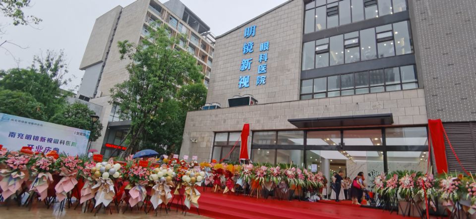 打着雨伞排着队!南充嘉陵昨天开业的这家医院竟然这样受欢迎……