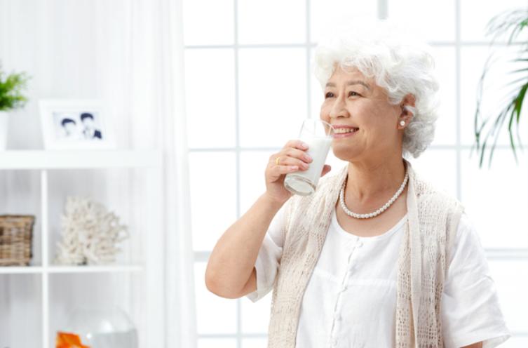 驼奶粉适合有肝肾问题的老人喝吗,羊奶粉和驼奶粉哪个适合老人喝