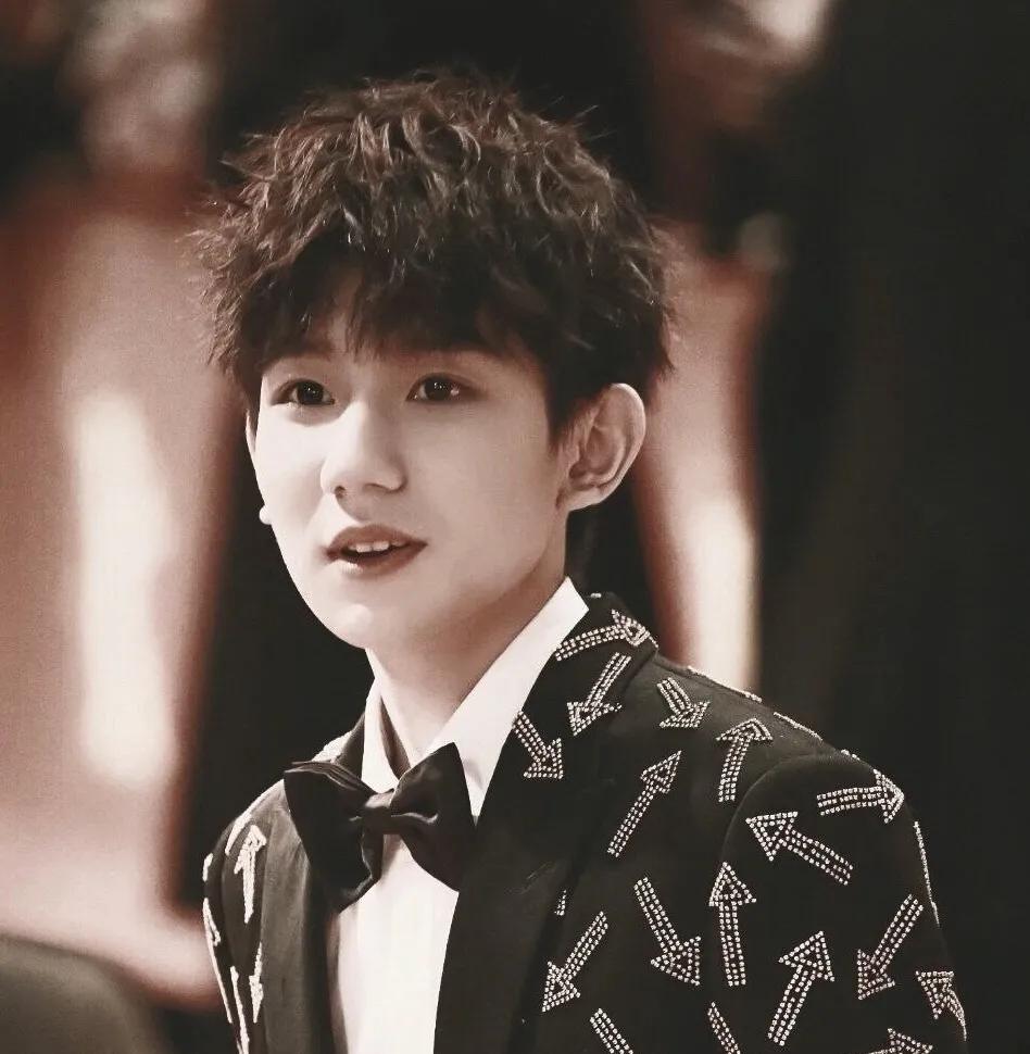 一张渣男锡纸烫的发型,类似渣男锡纸烫的发型