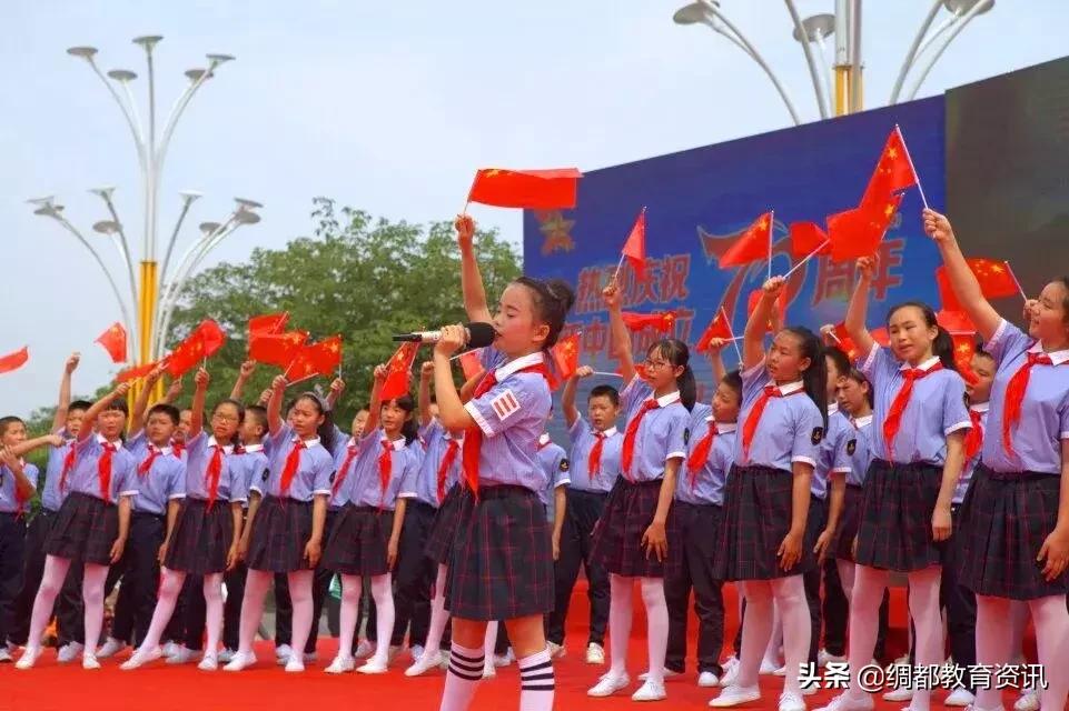 四川南充：高坪七小举行新生入队仪式暨大美南充主题长卷绘画活动