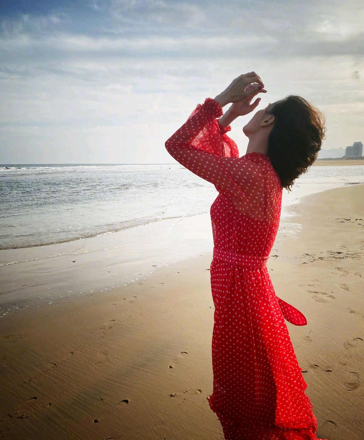 宋佳穿西裤视频,宋佳出席活动穿搭白色西装套装