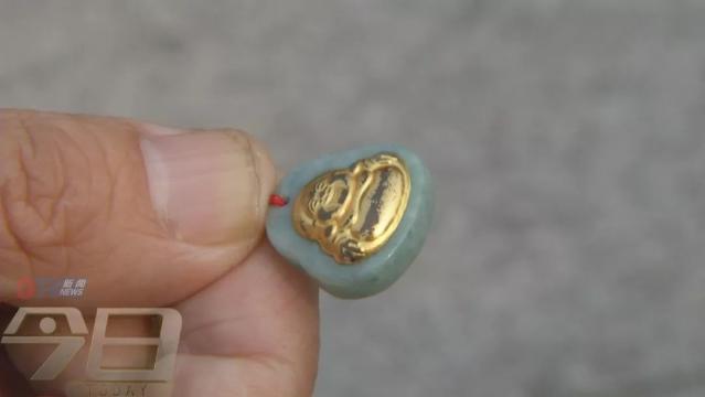 老人在旅游景点买的玉石可以退吗,老人戴金镶玉