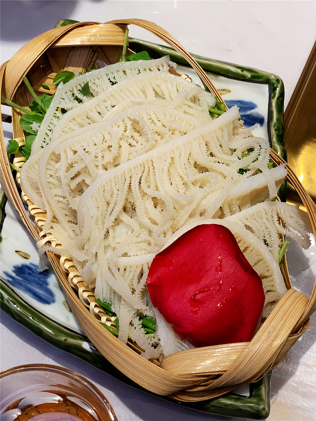 长春桂林路有家电影《叶问》同款火锅酒馆，楼里面有座“香港城”