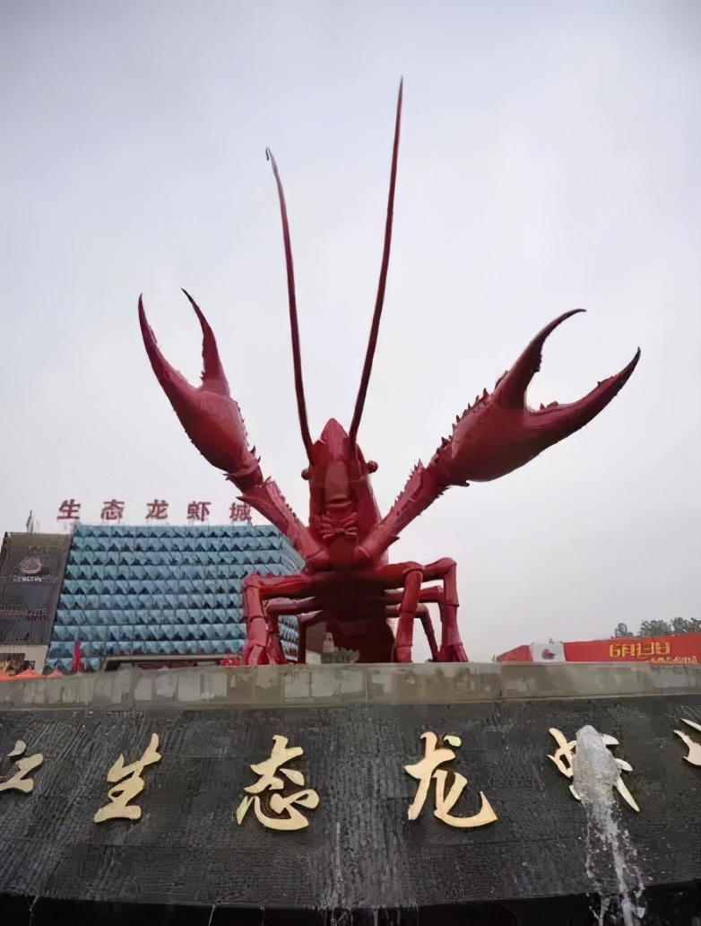 从荆州关公到贵州女神：中国建筑为啥越建越大、越建越土？