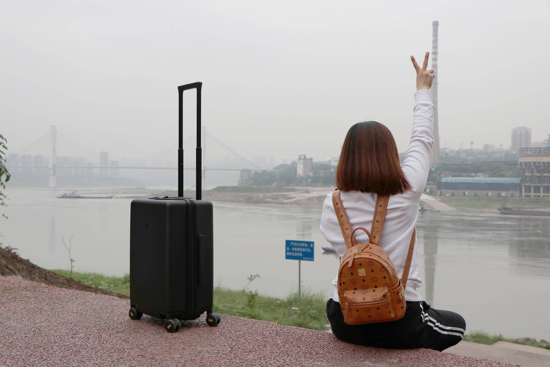 地平线8号对比外交官拉杆箱，滚轮之处见高低，颜值与实力之选！