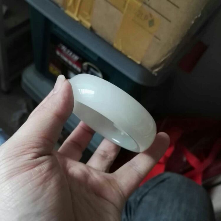 青白和田玉手镯为啥便宜,和田玉手镯怎样才能买到真的