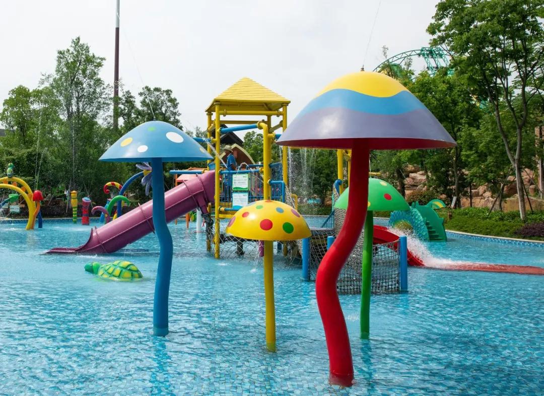 带宝宝去水上乐园玩室外游乐园,带宝宝去水上乐园充气滑梯