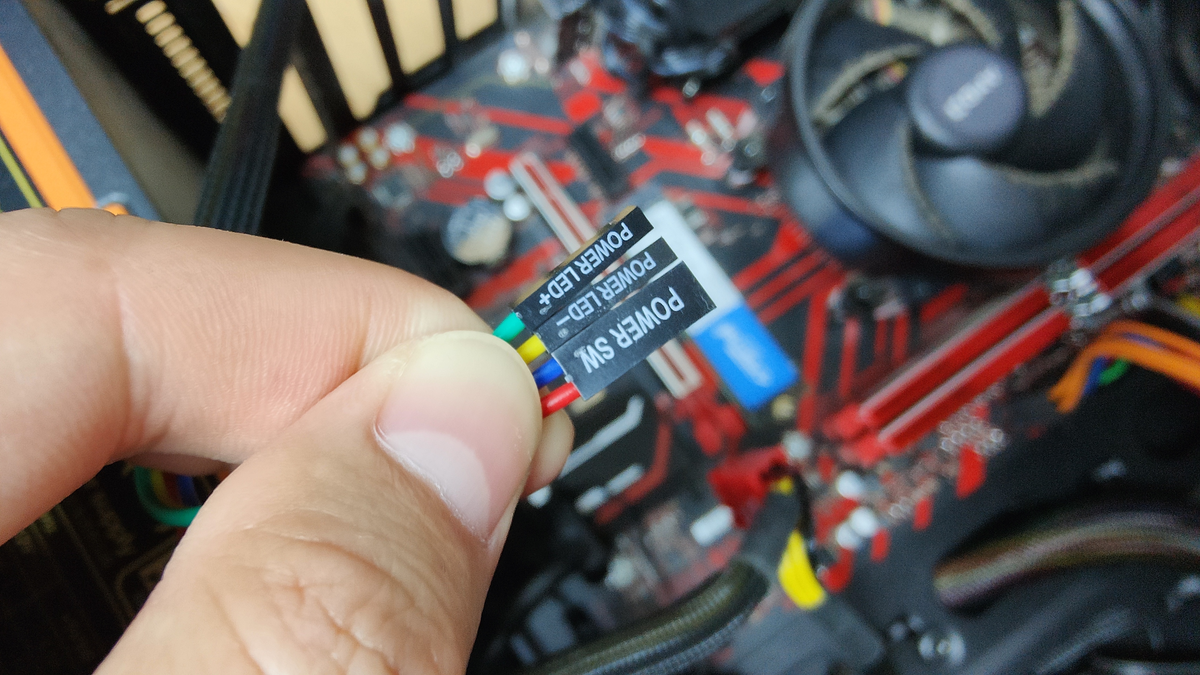 不用100元，手把手教你改造极简桌面，完全隐藏主机和线材