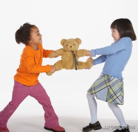 老大和老二打架妈妈该怎么办,二胎家庭老大老二总是打架怎么办