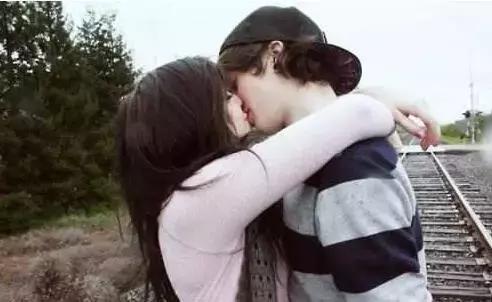 男生第一次吻你额头,男生第一次亲你的行为看出他态度