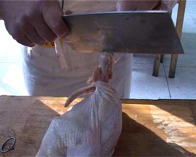 最详细鸡爪焯水剔骨教程,整鸡去骨正宗做法