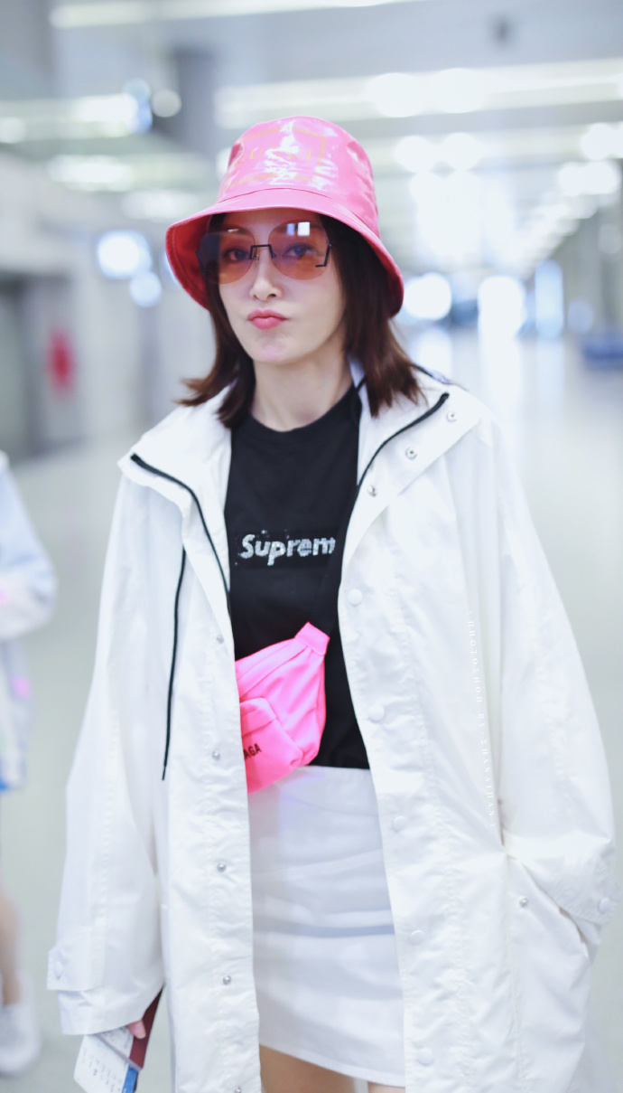 秦岚真会穿，黑白撞色的衣服配上玫红色包包，瞬间就变洋气了