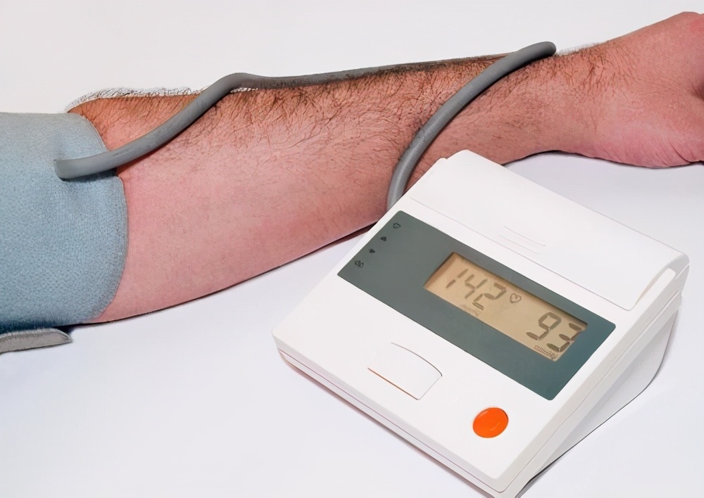 中年人血压140-100正常么,血压高适合慢跑还是快走